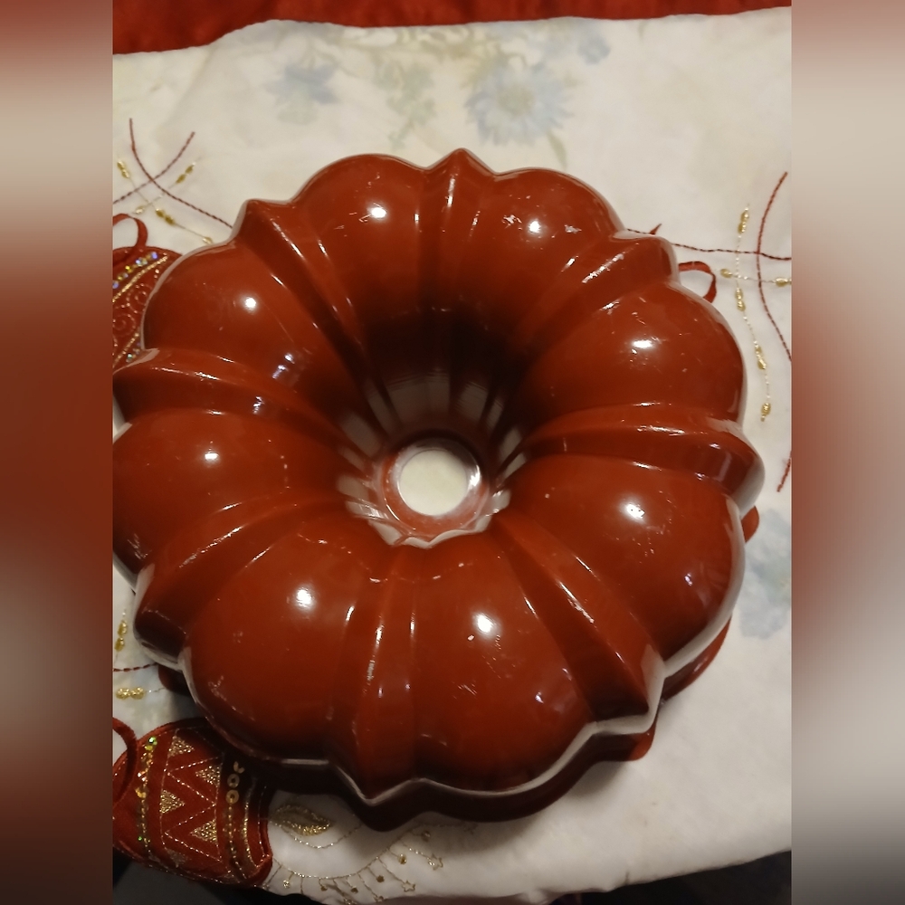 Classic Red Vintage Bundt Cake Pan